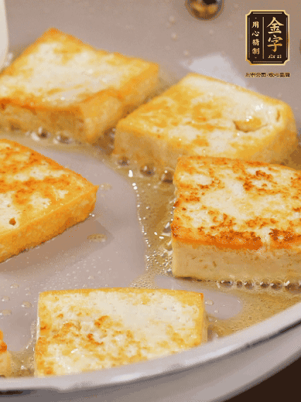 豆腐切片，兩面煎一下備用；春筍切段