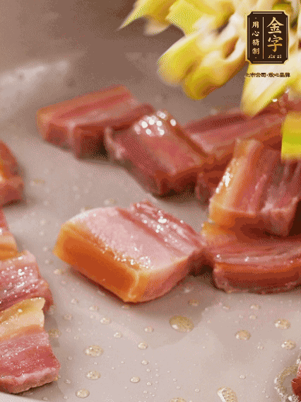 再放春筍翻炒一下，倒入砂鍋中，加適量的熱水，大火燜煮6分鐘