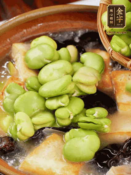 最后可以放豆瓣、木耳煮熟，依照個(gè)人口味加點(diǎn)鹽調(diào)味