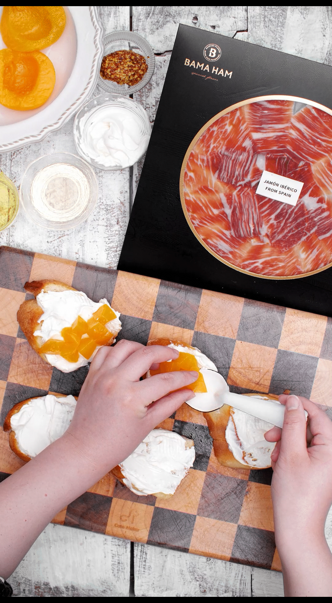法棍涂抹奶油，放上黃桃和巴瑪火腿