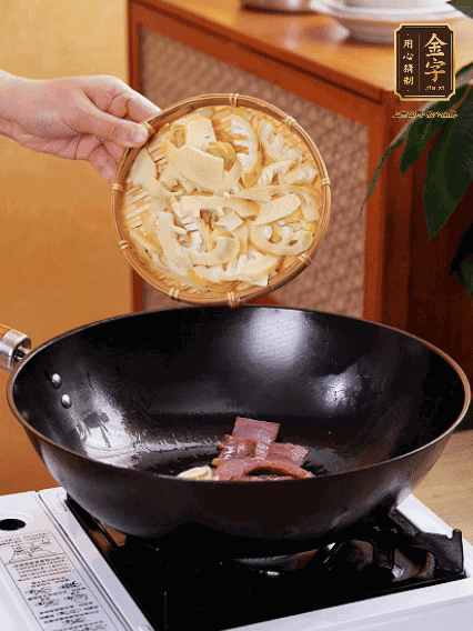 油熱，下蒜末、火腿煸炒出香味，再下筍片微微翻炒