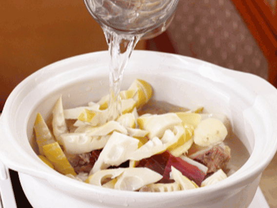 砂鍋中依次放入姜片、雞肉、春筍、火腿，加入足量的水，大火燒開后，轉(zhuǎn)小火燉40分鐘