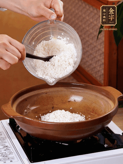 砂鍋中倒入煎羊肚菌的油，涂勻。加入提前浸泡過(guò)1小時(shí)的生米，再加入和生米齊平的水,,蓋蓋子，大火煮沸后轉(zhuǎn)小火煮至水分微干