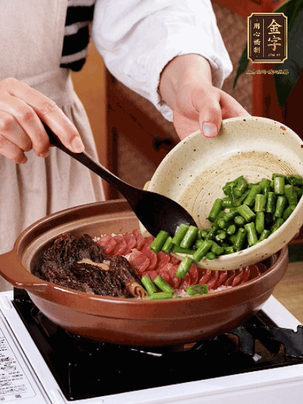 鋪上金字香腸、羊肚菌、蘆筍，蓋蓋子燜7分鐘