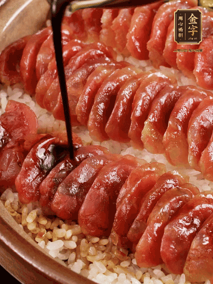 淋上醬汁攪拌均勻
調(diào)一個(gè)醬汁：生抽2匙、老抽半匙、蠔油半匙、白砂糖1/3匙、雞精1/3匙、香油5滴、水1匙