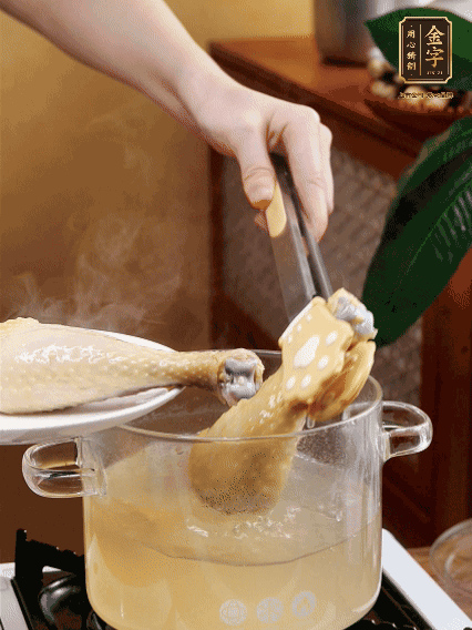 雞腿冷水下鍋，加蔥姜焯水，洗凈備用