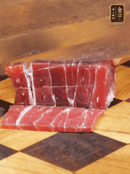 金字飄香火腿塊切片，溫水浸泡5分鐘