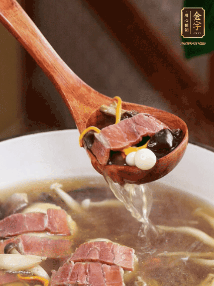 加羊肚菌、雞縱菌、蟲草花、海鮮菇、白玉菇再煮20分鐘