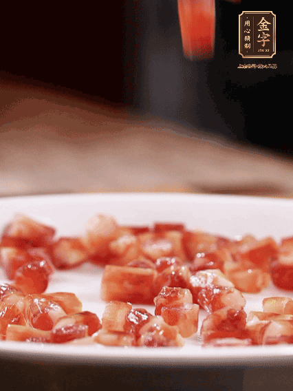 金字迷你小香腸切小段，煎出肉香