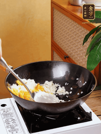 3個雞蛋攪成蛋液，下鍋煎至5成熟