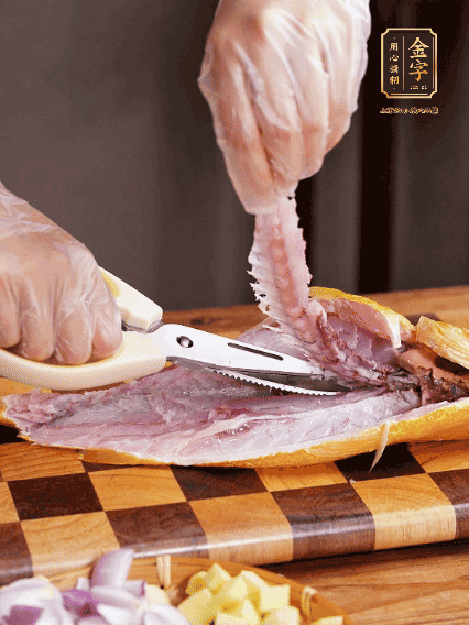 黃魚處理干凈，對半片開去骨，泡入蔥姜水、料酒、鹽調成的料汁中浸泡15分鐘，擦干水分