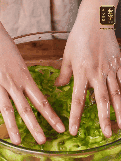 苦瓜去瓤切片，用鹽腌20分鐘，反復(fù)洗凈去苦味