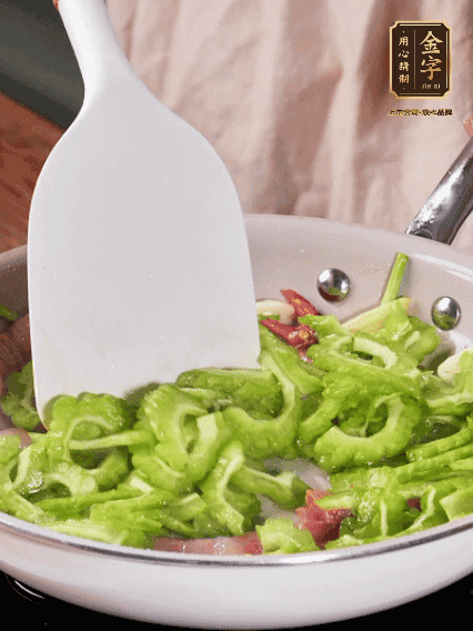 熱油，火腿、蔥姜、干辣椒煸香，再下苦瓜翻炒