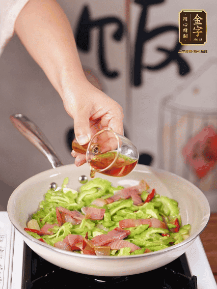 淋一圈料酒，少許糖調(diào)味