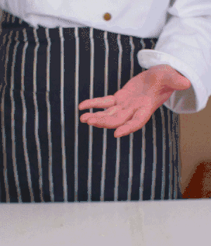 小蔥切碎，淡火腿切碎。