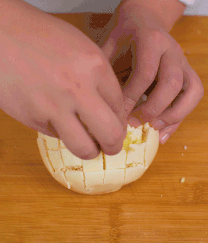 在縫隙里塞適量馬蘇里拉奶酪、再塞入淡火腿碎。