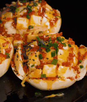 灑適量小蔥和黑芝麻，放入預(yù)熱的烤箱180度15分鐘。