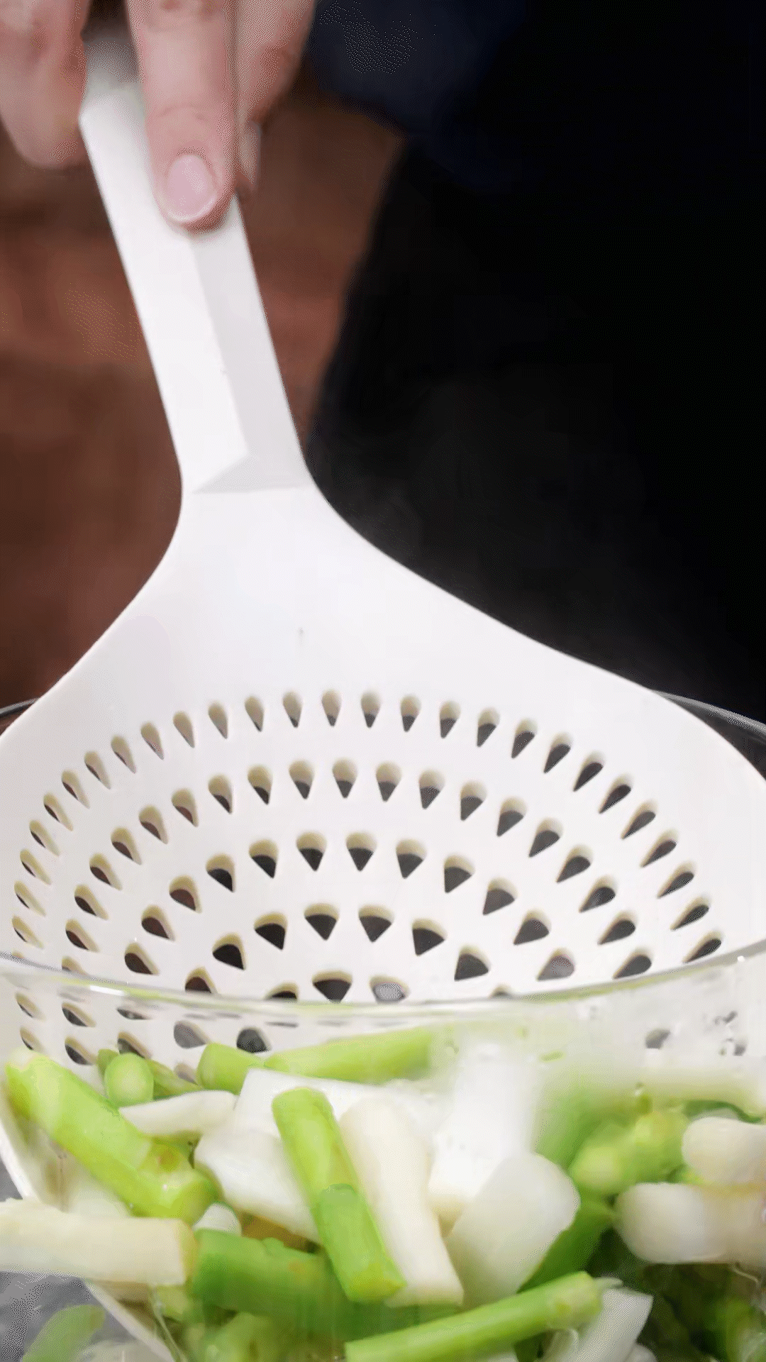 蘆筍切去老根，削皮后切斷焯水
