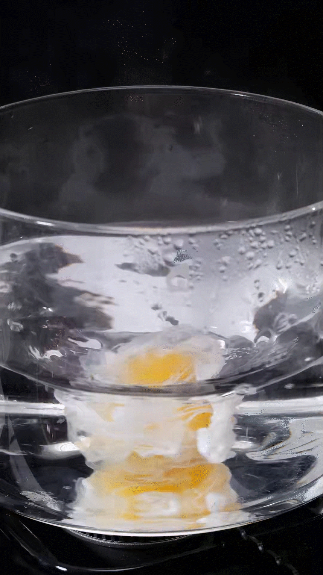 水開加入白醋和雞蛋，做成水波蛋
