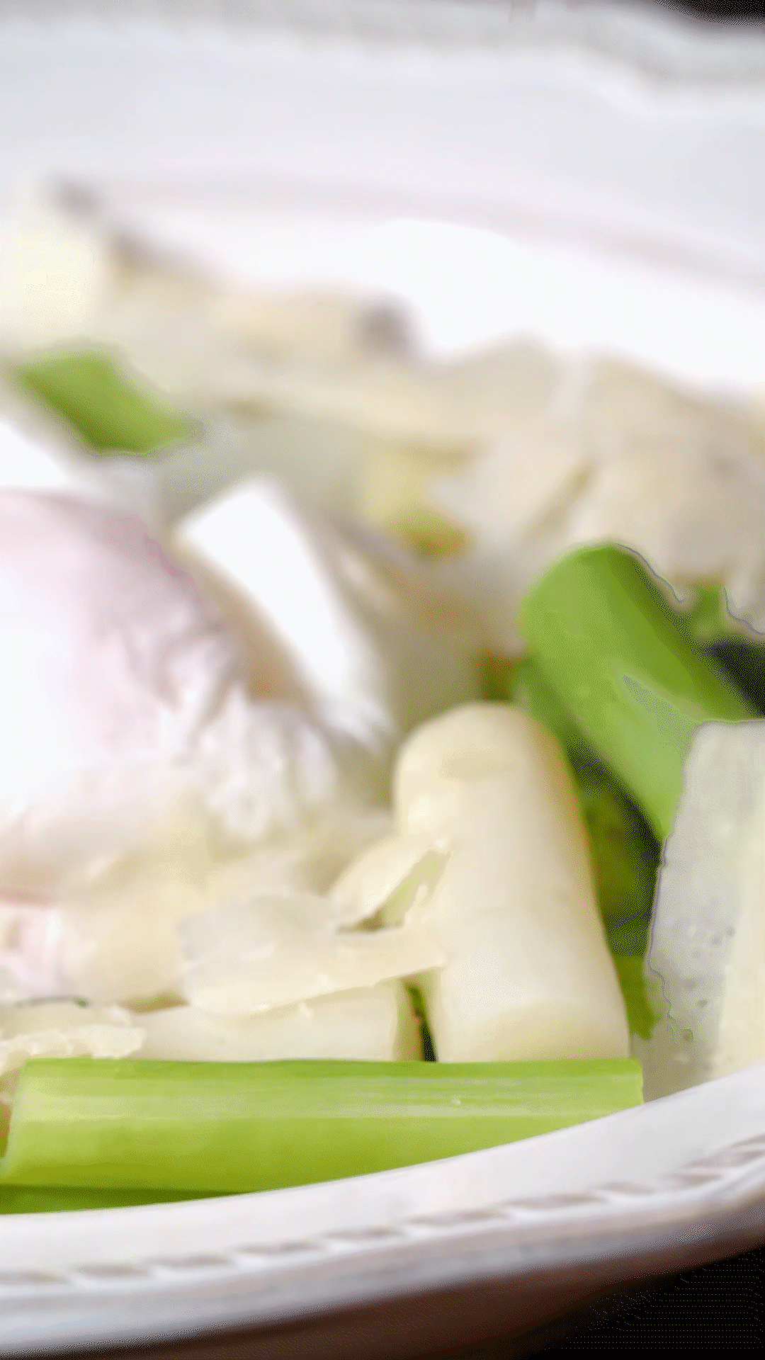 盤中放上蘆筍和雞蛋后，刨上適量干酪
