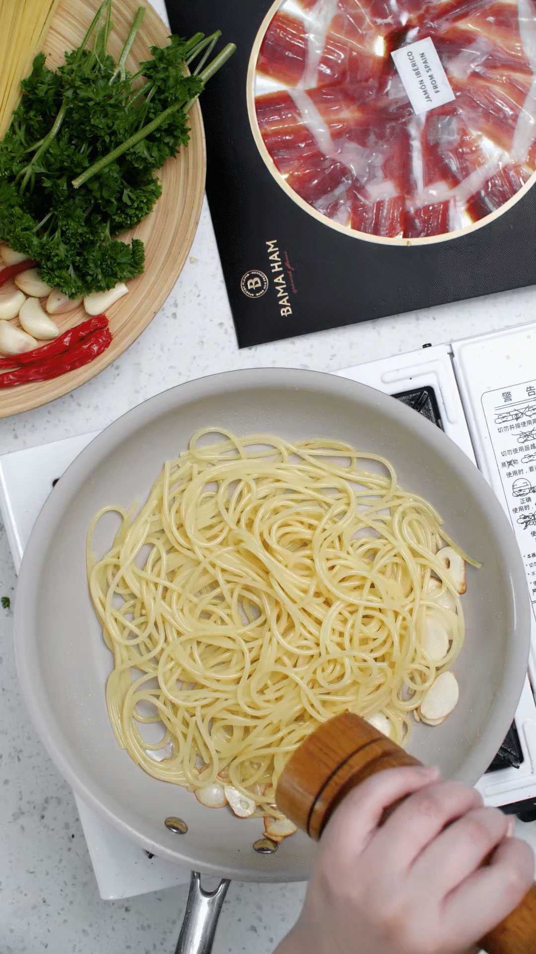 起鍋燒水，水開加入1勺橄欖油和1勺鹽，煮開后放入意面，水再次煮開后轉(zhuǎn)中小火，5號面約8-10分鐘
