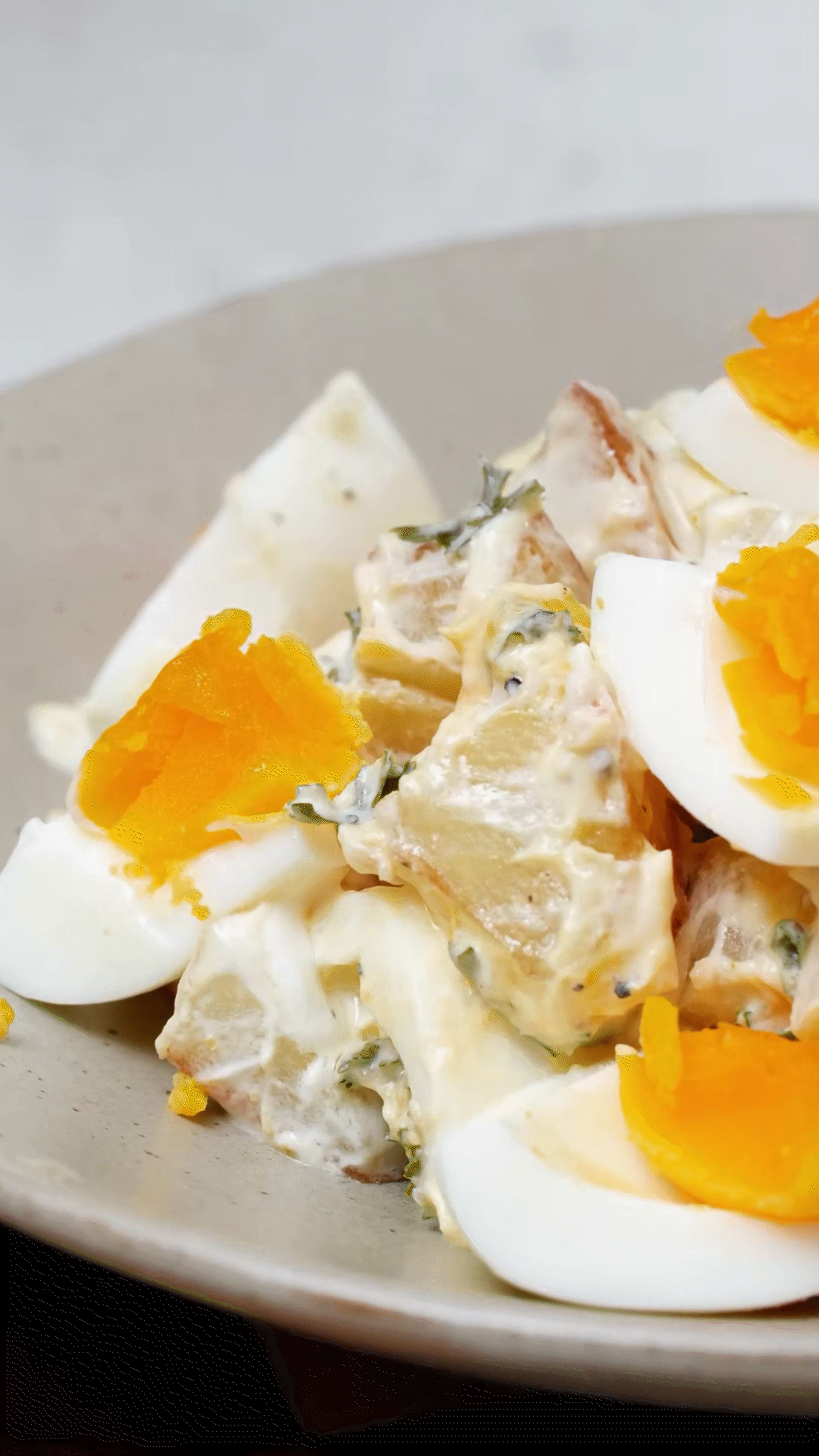 土豆塊和雞蛋加入醬汁，拌勻裝盤