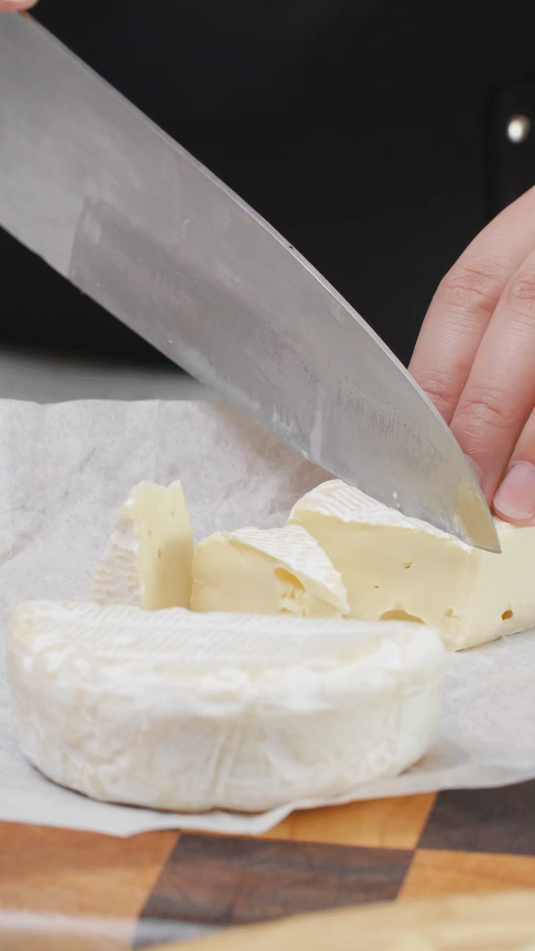 ①布里奶酪切塊、蘇打餅干掰成合適大小