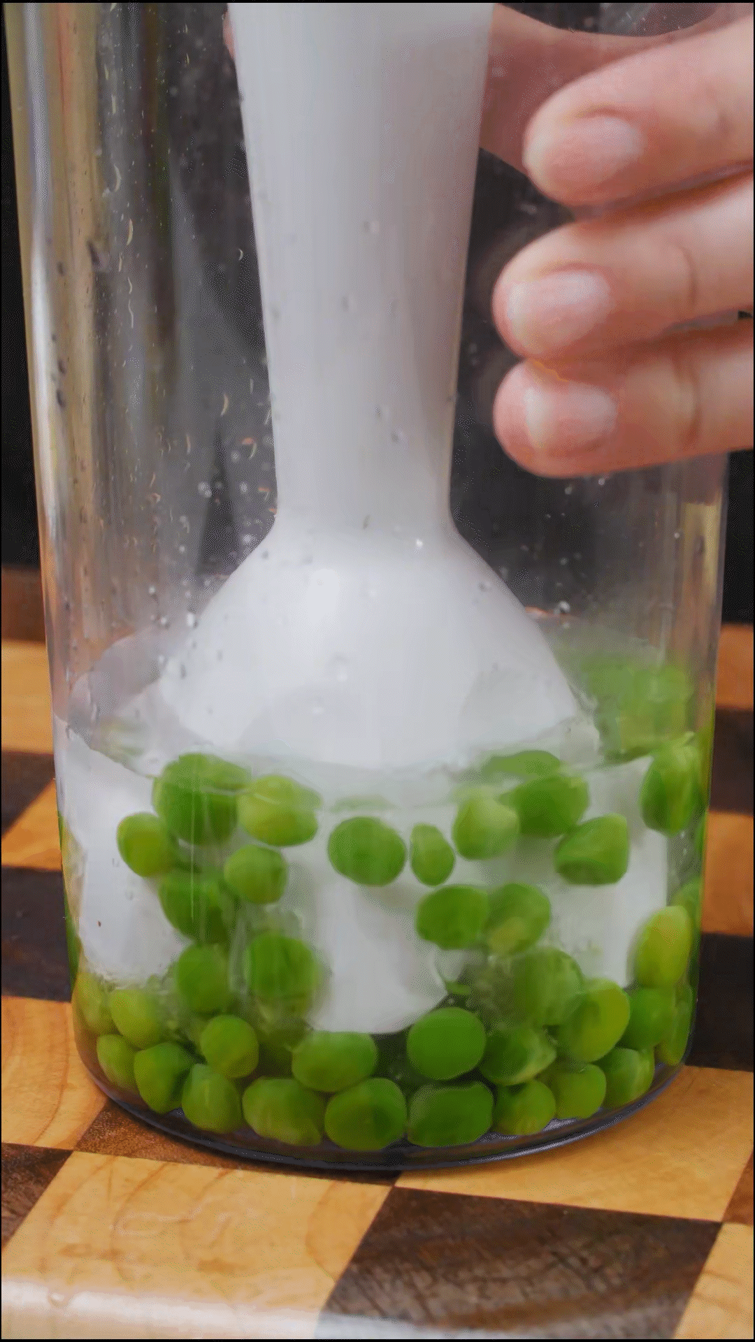 水開(kāi)后放入玉米筍、豌豆斷生
