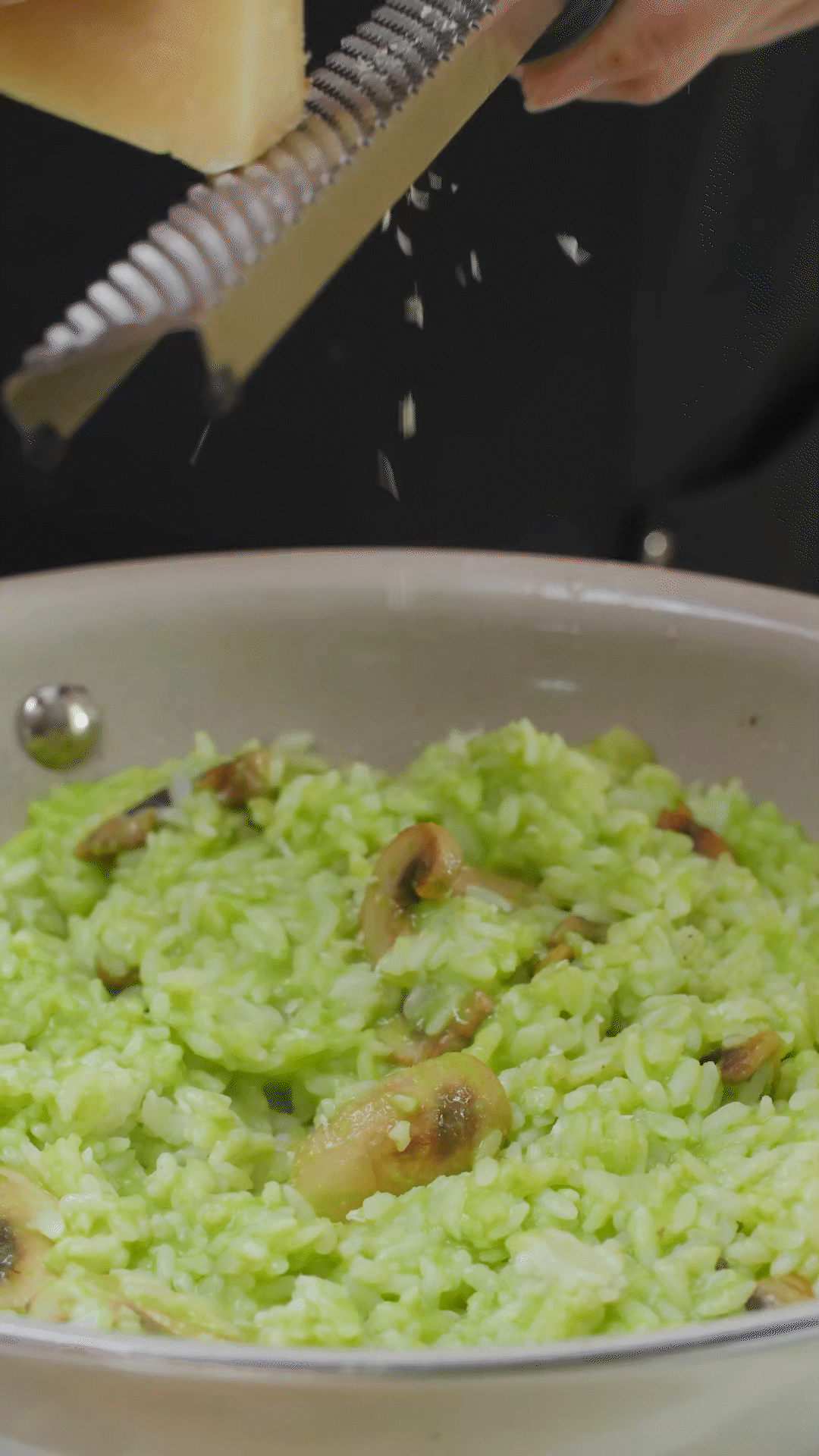 倒入豌豆泥、干酪、一塊黃油和黑胡椒海鹽調(diào)味
