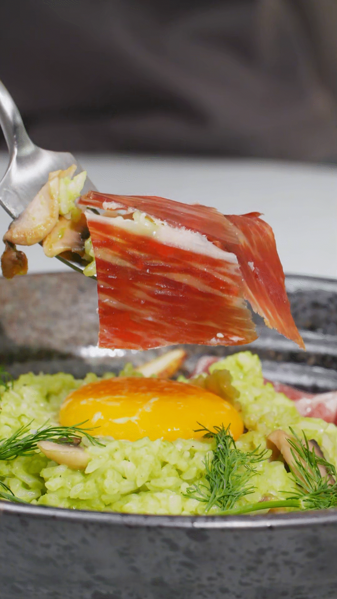 沿著碗邊依次放上：巴瑪火腿、玉米筍、蒔蘿