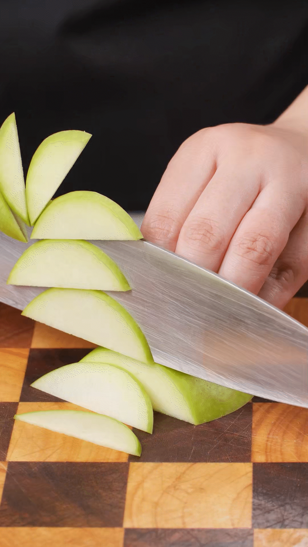 蘋果、梨子洗凈改刀
