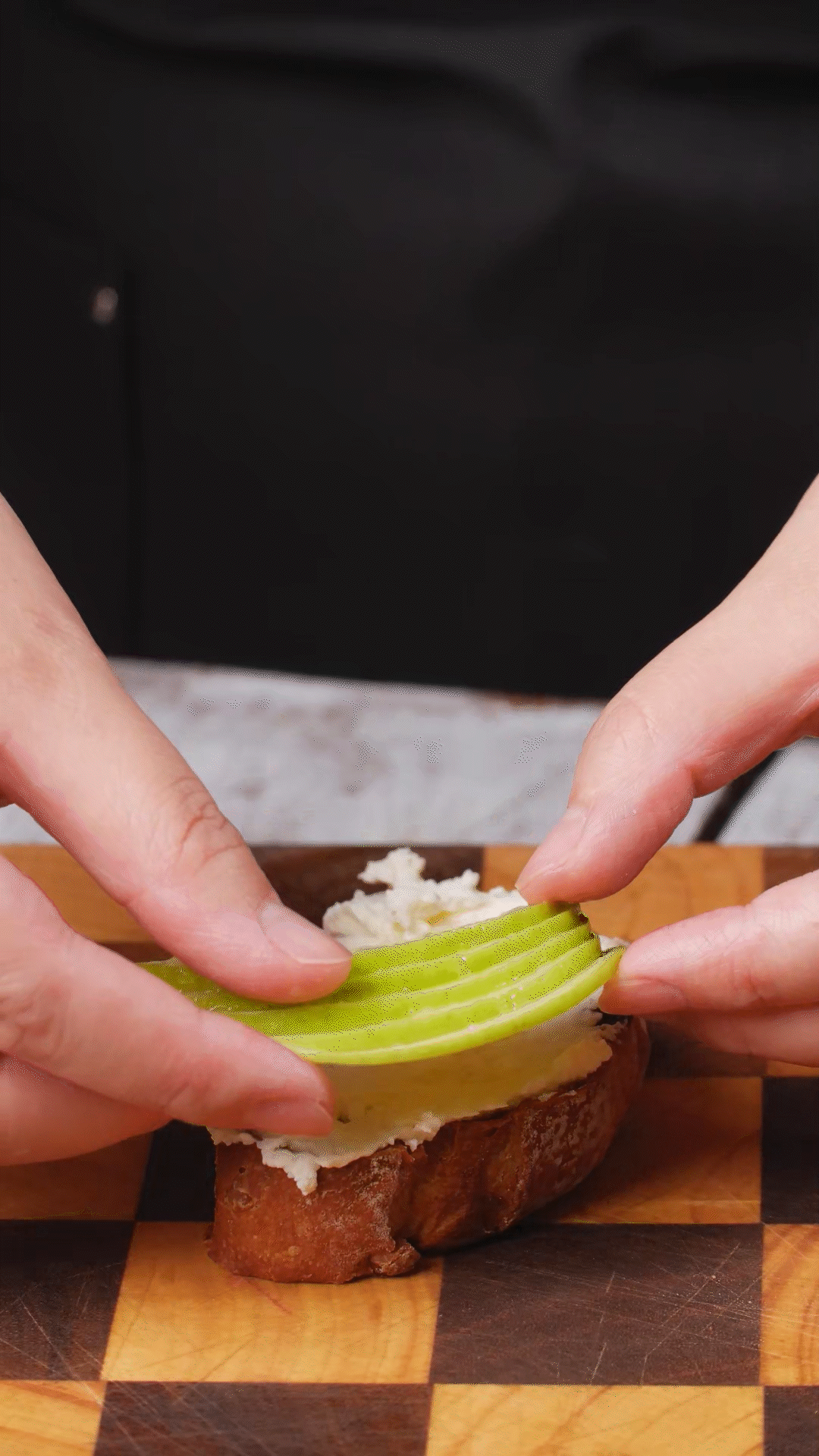 歐包抹上奶酪依次放上：蘋果、梨、藍(lán)莓
