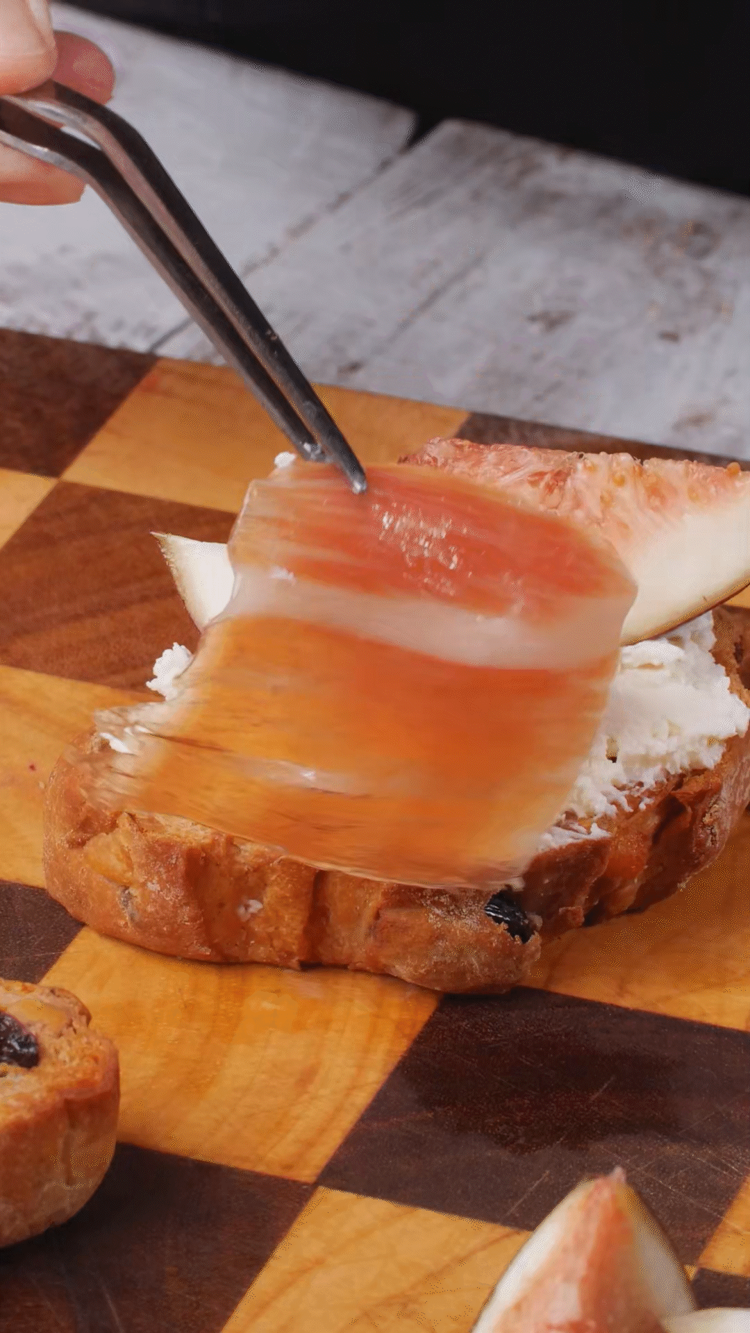 歐包抹上奶酪，放上無花果
