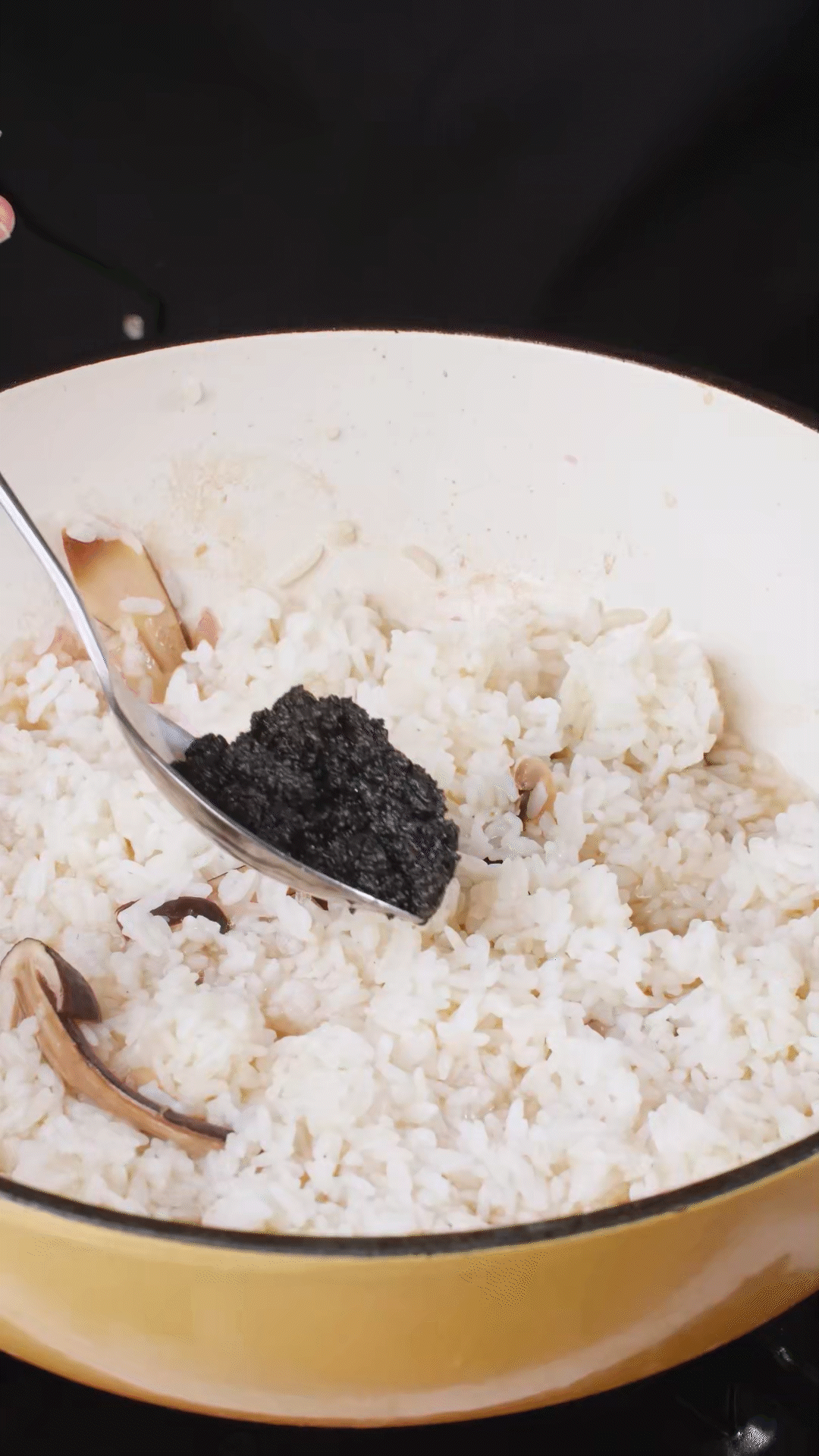 底油放入洋蔥爆香后加入黑皮雞樅菇、口蘑，用白葡萄酒增鮮
