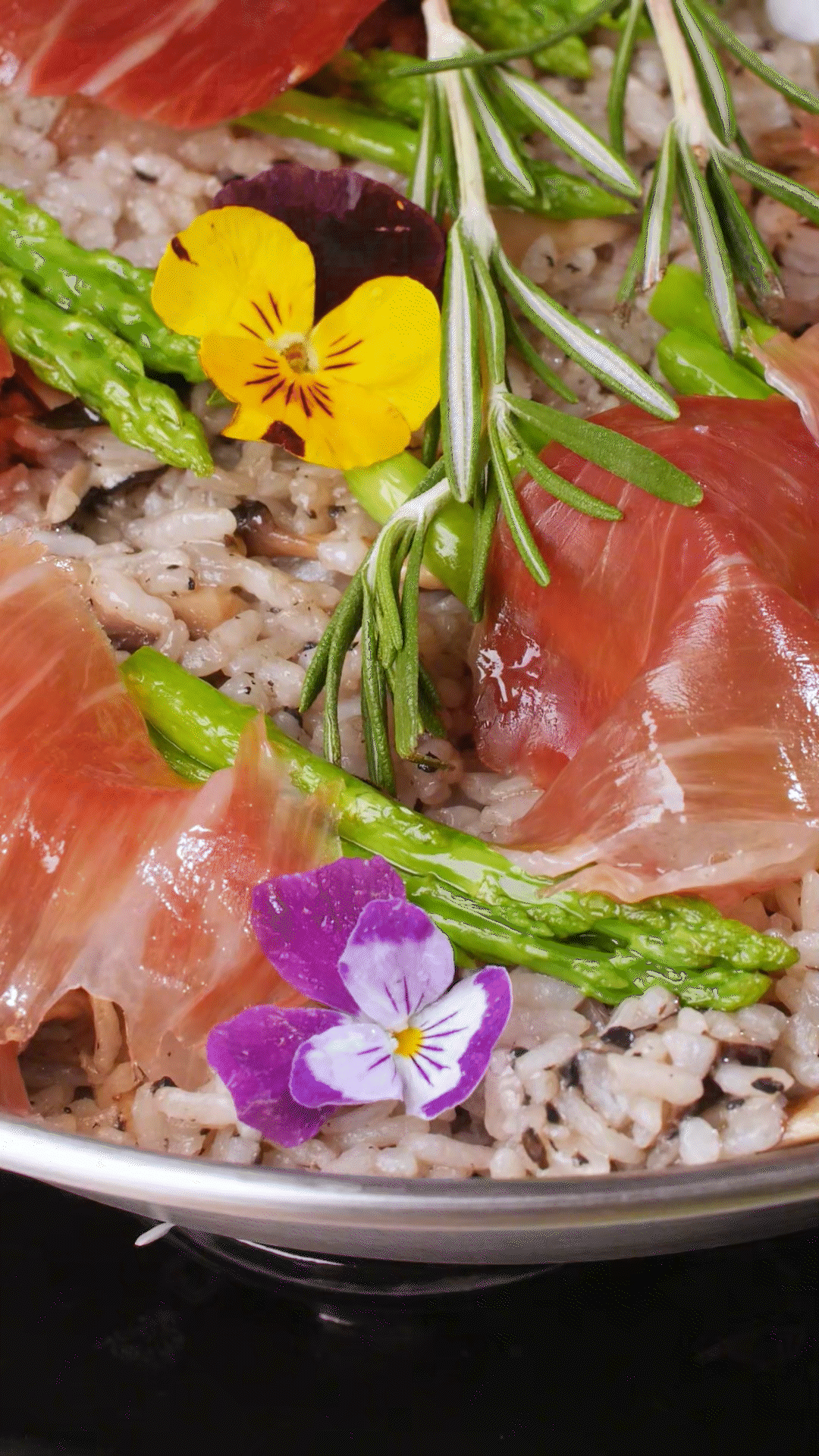 放入預先煮好的米飯和一碗去油的雞湯，和黑松露醬攪拌均勻
