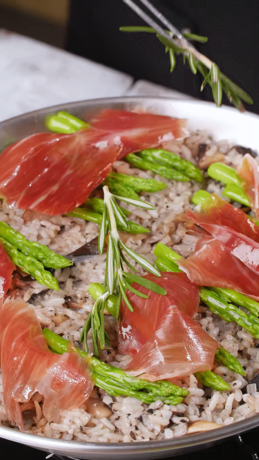 放上巴瑪火腿和蘆筍、點綴迷迭香、三色堇