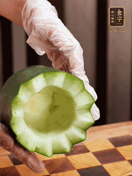 將小冬瓜洗凈，頂端切開去瓜瓤，改刀切口呈鋸齒狀