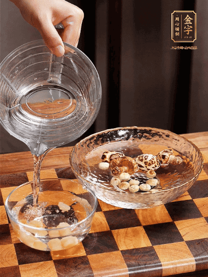 將雞肉、鮑魚、蝦仁焯水，冬菇、蓮子、干貝泡發(fā)