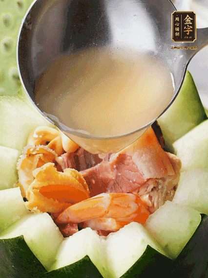 煮好后，盛入冬瓜盅。放入鍋中，可繼續(xù)燉煮，越燉越有味