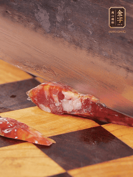 金字金華香腸切片，調(diào)制煲仔飯料汁：生抽2勺+蠔油1勺+1勺芝麻油+半勺糖