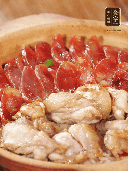 蓋蓋小火燜，沿鍋邊淋一圈油，轉(zhuǎn)動砂鍋燜4分鐘