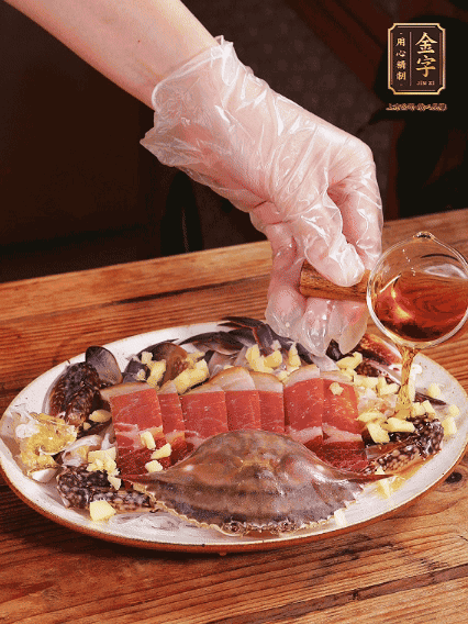 冷水上鍋蒸12分鐘（具體看蟹的大?。?，最后撒上蔥絲、澆上熱油即可