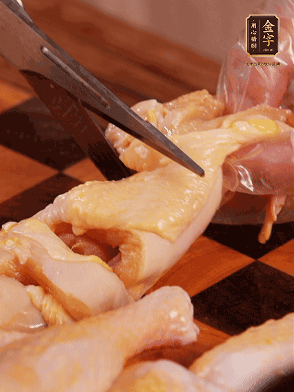 土雞處理干凈，切成大塊，加蔥姜、花雕酒、鹽腌制10分鐘