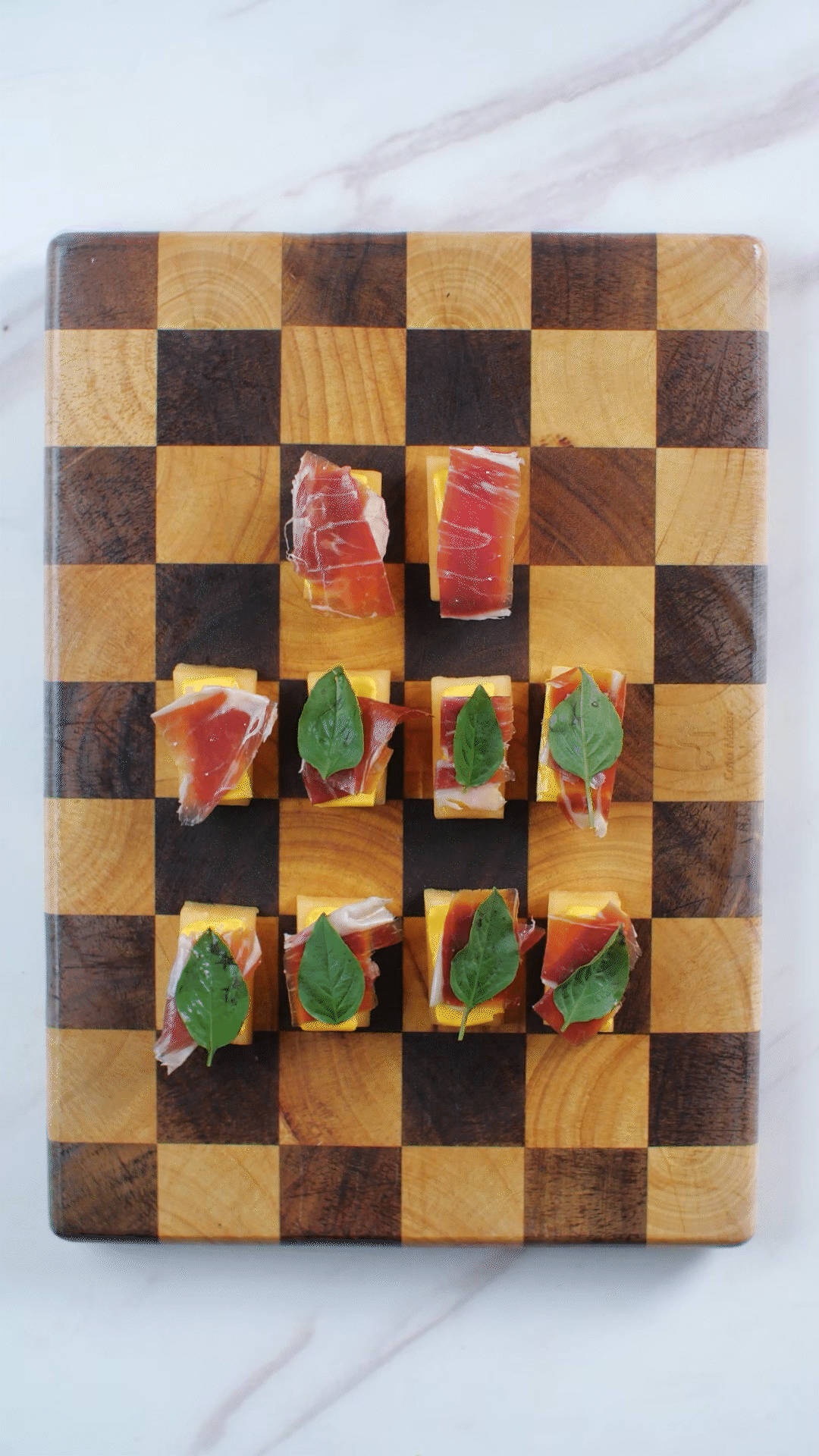 依次放上：奶酪、巴瑪火腿