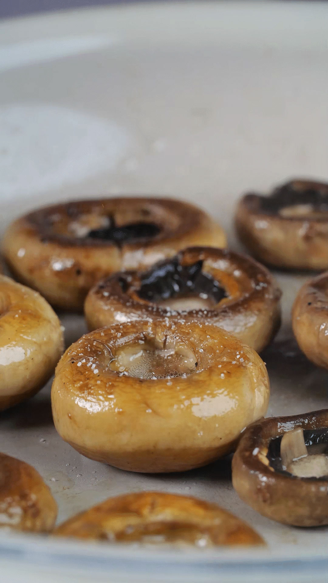 鍋內(nèi)放橄欖油，將口蘑煎至兩面微微焦黃，用黑胡椒海鹽調(diào)味