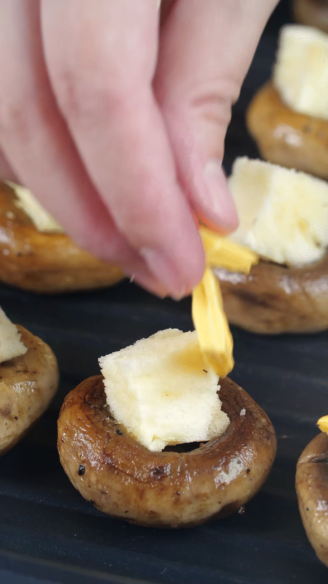 面包切小粒，放入口蘑凹處，蓋上芝士，烤箱180度烤10分鐘