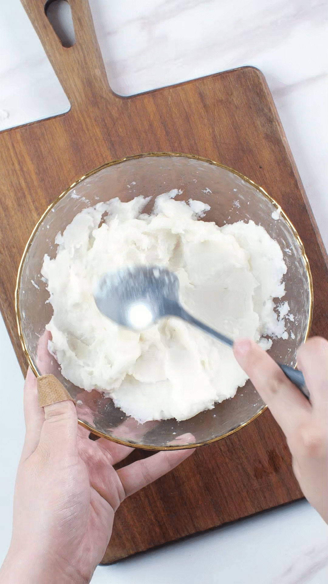 山藥去皮蒸熟，用涂抹奶酪、海鹽、橄欖油調(diào)味