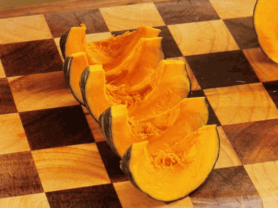 貝貝南瓜去瓤切小塊；干香菇熱水泡發(fā)，切條