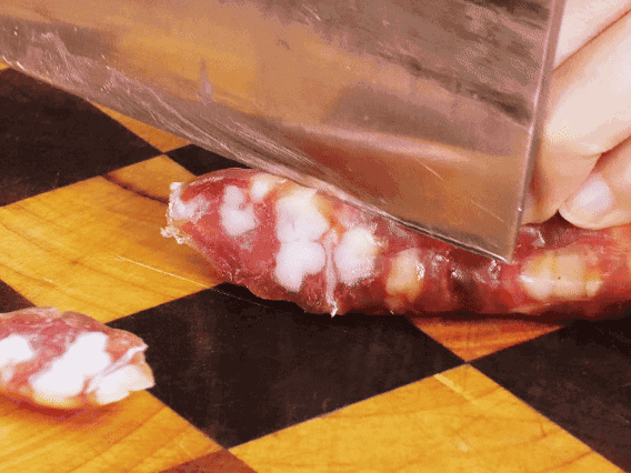 香腸少油煸出香味，下南瓜、板栗、香菇翻炒。2勺生抽、1勺老抽、1勺蠔油、1勺鹽、半勺糖調(diào)味