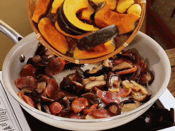 清洗好的大米放入電飯鍋，加裹滿(mǎn)醬汁的食材，再加剛好沒(méi)過(guò)食材的水，攪拌一下